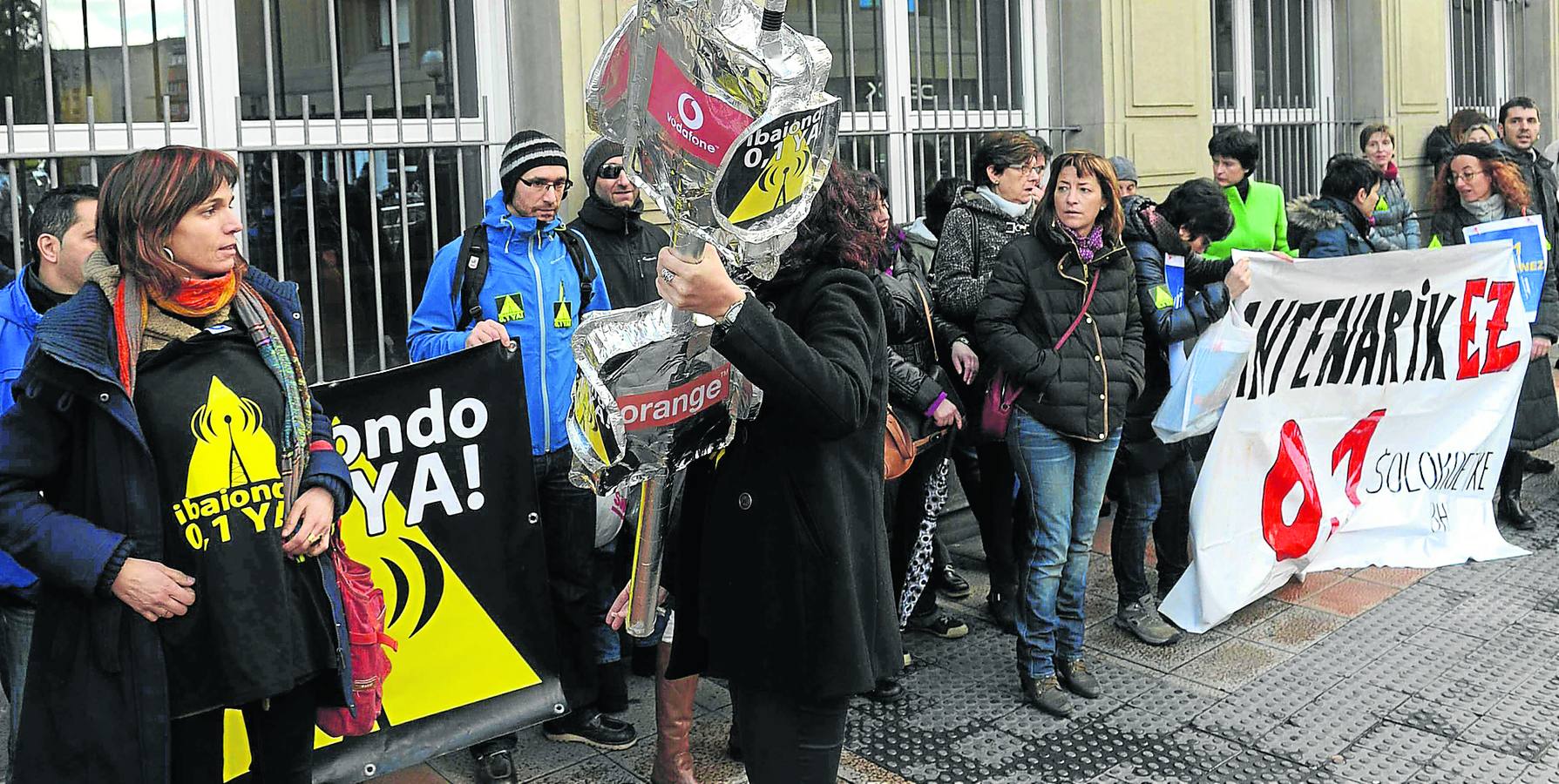 Una de las movilizaciones protagonizadas por los padres de la ikastola de Ibaiondo contra las emisiones de las antenas. 