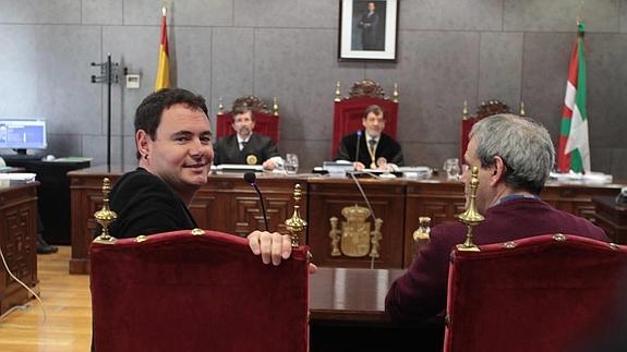 Arraiz, en el interior del Tribunal Superior vasco, antes del comienzo del juicio.