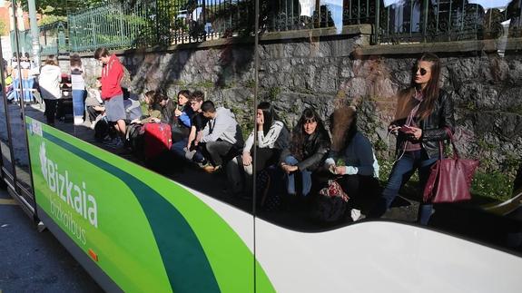 Gente afectada por la huelga de Bizkaibus.