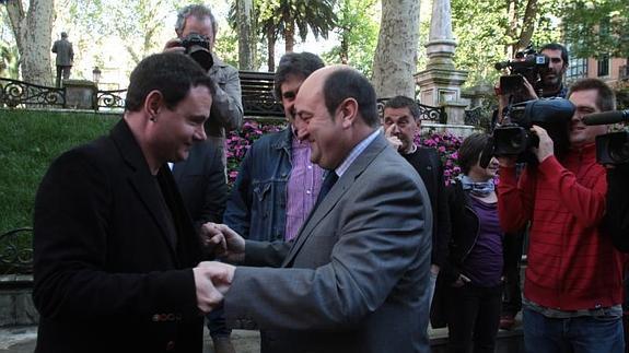 Ortuzar sale de Sabin Etxea para mostrar su «solidaridad» a Arraiz