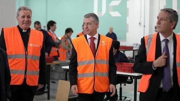 Iñigo Urkullu ha visitado las instalaciones de Cáritas en Basauri.