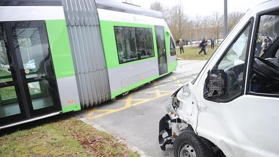 Un tranvía choca con una furgoneta en la calle Portal de Foronda