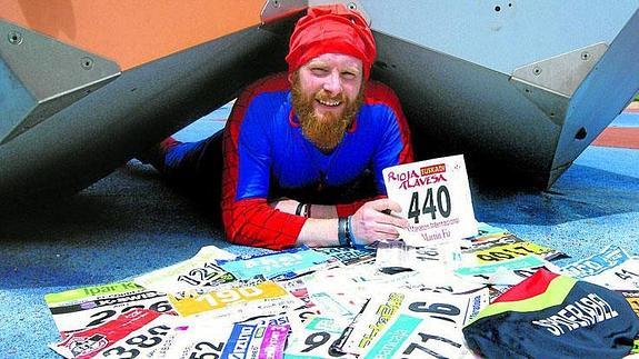 Abel Fernández ha participado en cincuenta carreras convertido en ‘Spiderabel’. 