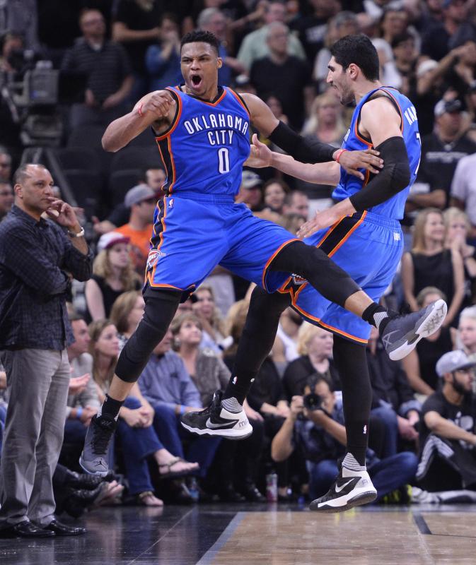 Westbrook y el turco Kanter celebran una canasta 