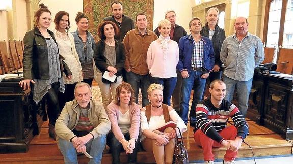 Representantes de los colectivo que organizan la Euskal Astea junto a Goiztidi Díaz. 