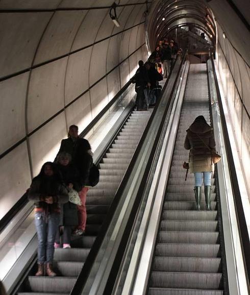 Escaleras del metro de Bilbao.