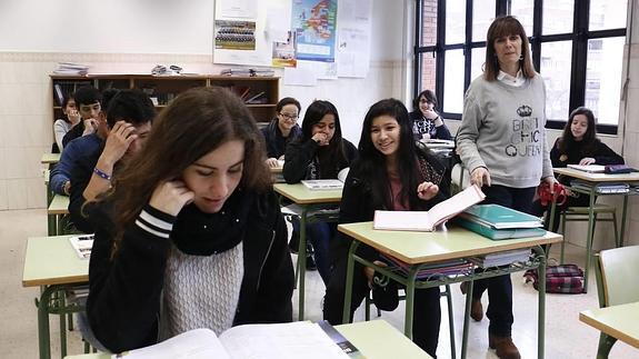 Una profesora da clase a sus alumnos en Vitoria.