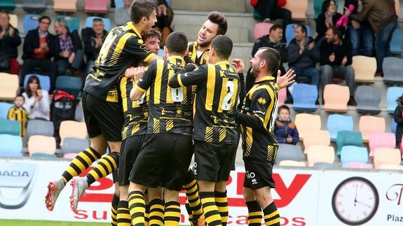 Alegría de los jugadores del Barakaldo tras meter un gol contra el Real Unión.