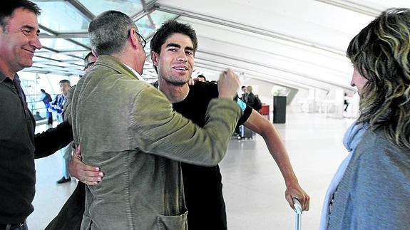Mikel Landa, a su llegada al aeropuerto de Loiu, donde fue recibido por amigos y familiares.