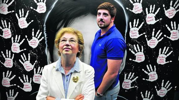 Lolita Malo de Molina y Bosco Inchaurraga posan frente a un cartel que recuerda a Miguel Ángel Blanco.