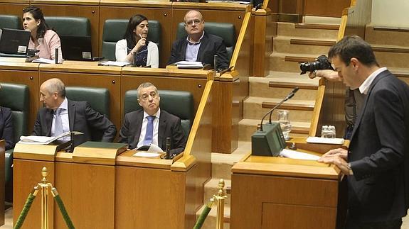 Urkullu escucha la intervención de Maneiro.