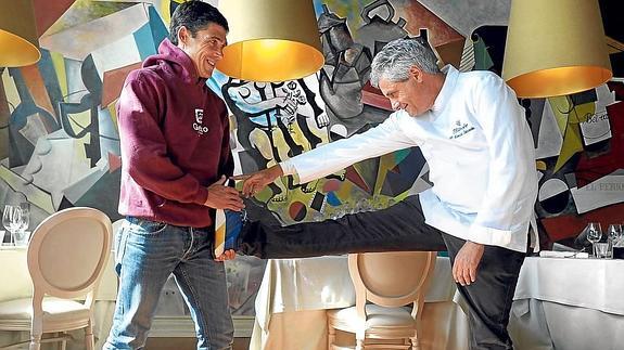 Fernando Canales, a la derecha, hace estiramientos junto a Imanol Loizaga en el salón del restaurante Etxanobe.