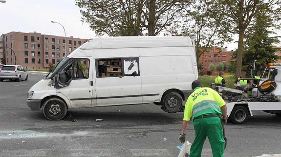 La grúa municipal retira la furgoneta siniestrada. 