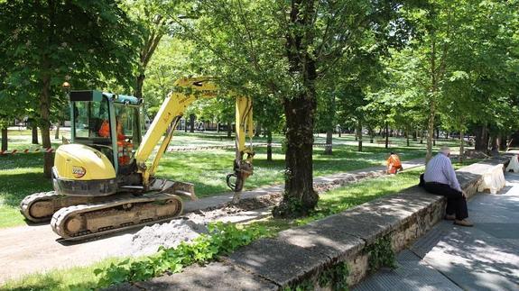 Una máquina pica la pista del Prado en el arranque de los trabajos de reparación