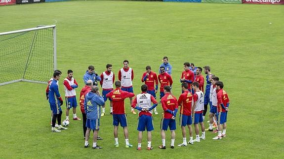 Los jugadores de la selección durante una sesión de entrenamiento ayer, en Schruns, Austria.