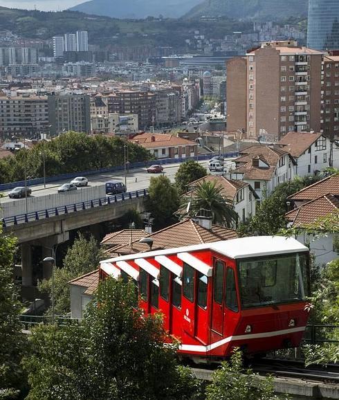 FUnicular de Artxanda a su paso por Ciudad Jardin.
