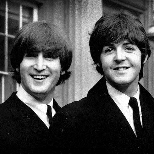 Lennon y McCartney, durante la visita de los Beatles al palacio de Buckingham, en octubre de 1965. 