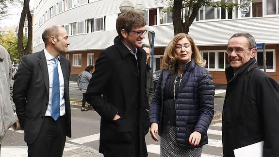 Gorka Urtaran, con el consejero Angel Toña, en un acto en Vitoria. 