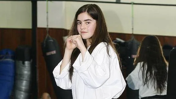  La joven karateka está contenta por su rendimiento en su debut como junior.