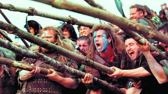 Mel Gibson, caracterizado como William Wallace, en un fotograma de ‘Braveheart’, una de las peores películas de cine histórico, según Von Tunzelmann.