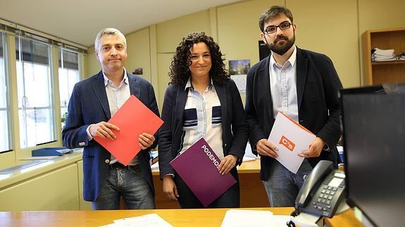 Ocón (PSOE), Sainz (Podemos) y Ubis (C's), tras registrar la petición de la comisión de investigación en el Parlamento.