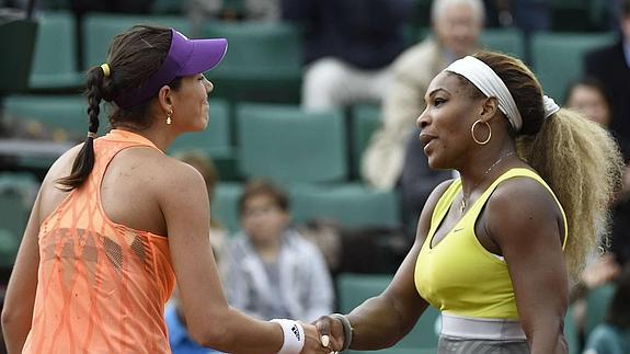 Serena Williams felicita a Garbiñe Muguruza por su victoria en Roland Garros 2014.