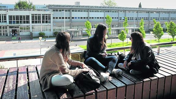 Universitarias del campus de Leioa, frente a la Facultad de Física.