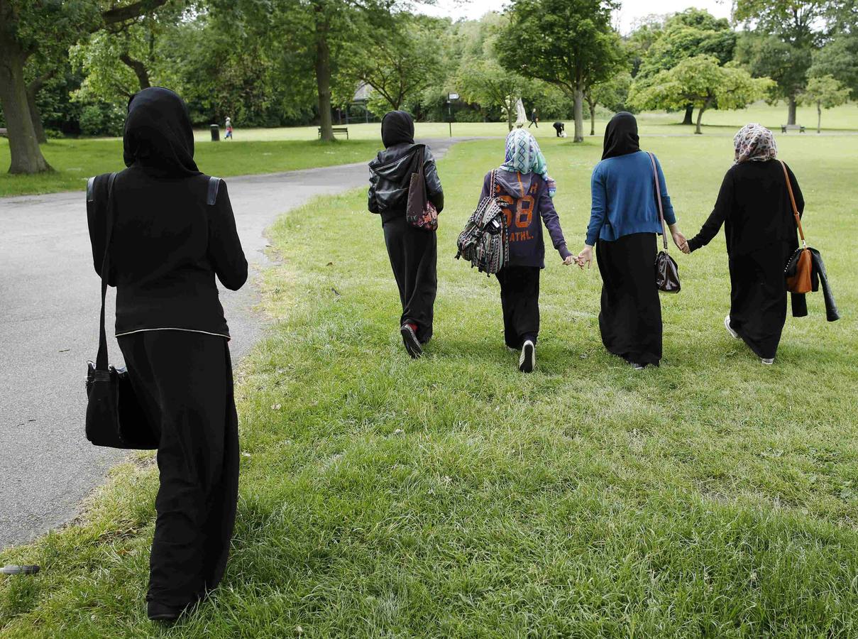 Varias niñas musulmanas con velo. 