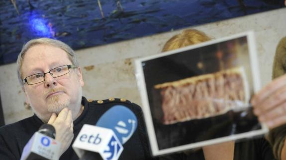 Eliseo Gil explica en una rueda de prensa en 2014 el informe de los peritos del Ministerio de Cultura de las inscripciones en las piezas localizadas en Iruña-Veleia.