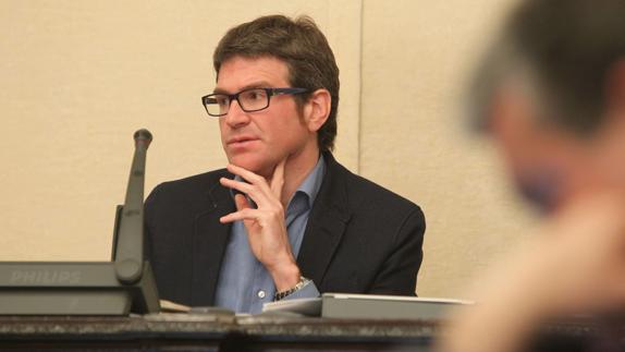 Gorka Urtaran, alcalde de Vitoria, durante el pleno municipal
