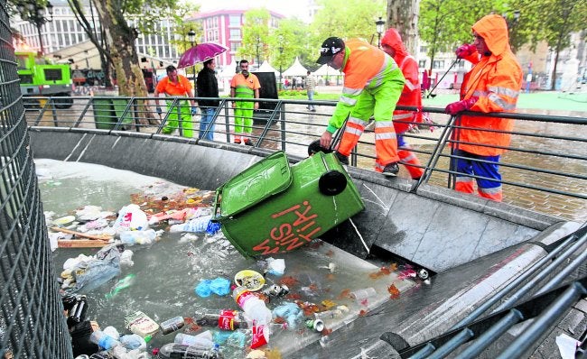 La resaca del botellón obliga a extremar los cuidados para mantener la ciudad en perfecto estado de revista.