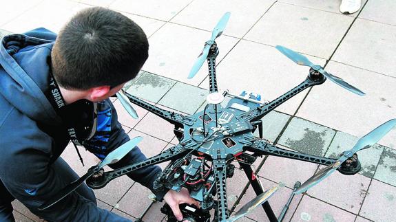 Un experto prepara la cámara de un dron para poner en marcha una filmación aérea.