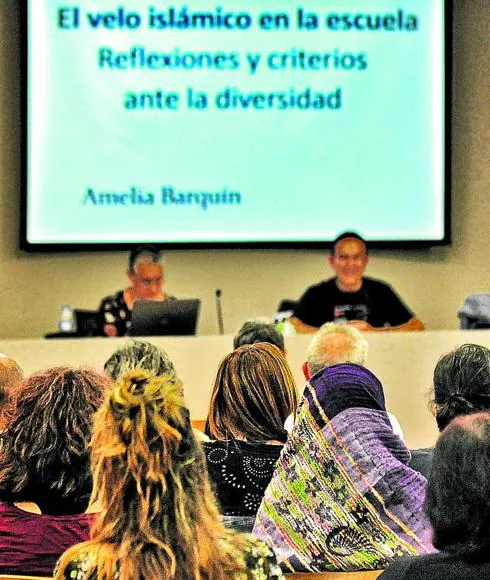 La profesora Amelia Barquín impartió la conferencia.