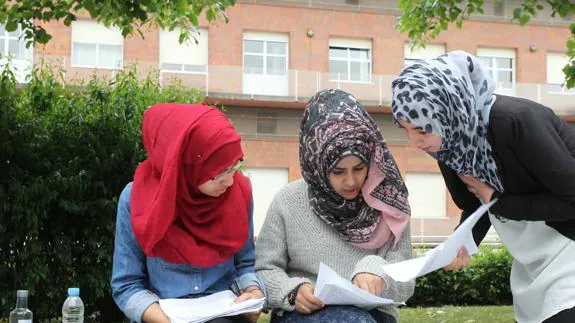 Tres jovenes con Hiyab repasan apuntes en Vitoria, en una imagen de archivo.