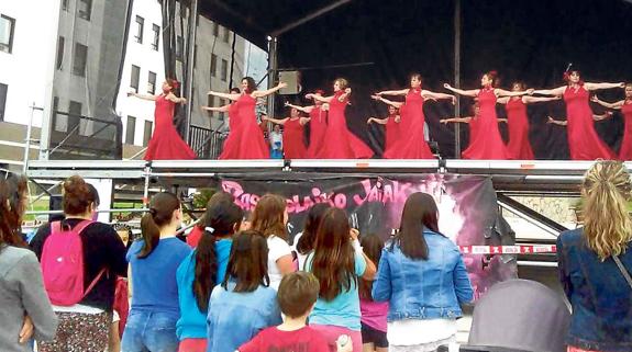 En las fiestas de Basozelai habrá una muestra de sevillanas.
