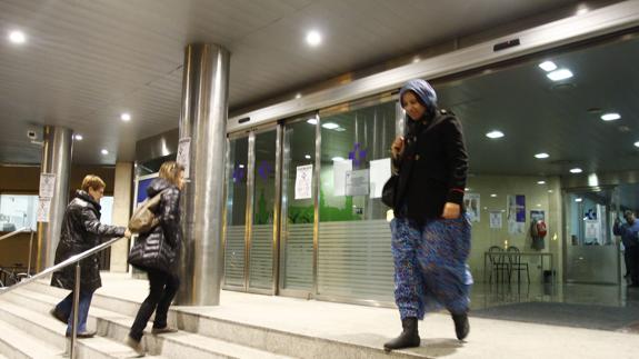 Pacientes a la entrada del hospital de Txagorritxu, Vitoria.