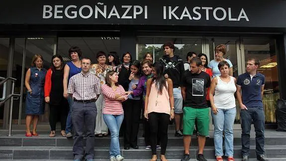 Profesores de la ikastola Begoñazpi e investigadores de Harvard, posando a las puertas del centro educativo en 2014.