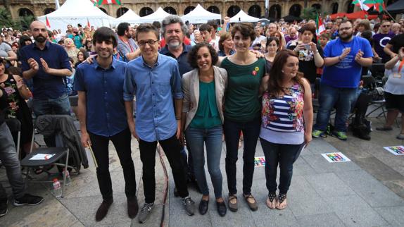 Dirigentes y candidatos de Unidos Podemos antes de comenzar el mitin de Bilbao.