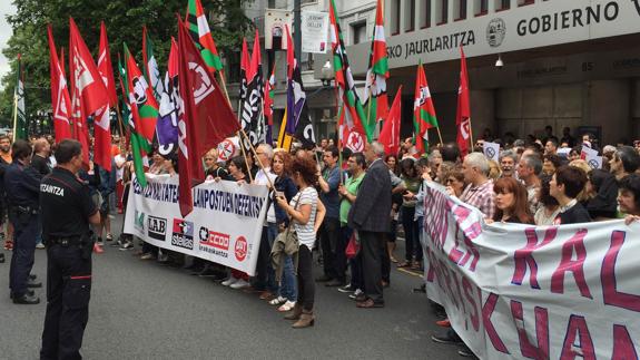 Manifestación de los profesores frente al edificio del Gobierno vasco en Bilbao. 