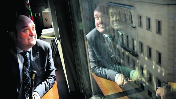 El presidente del PNV, Andoni Ortuzar, frente al ventanal de su despacho en la quinta planta de Sabin Etxea.
