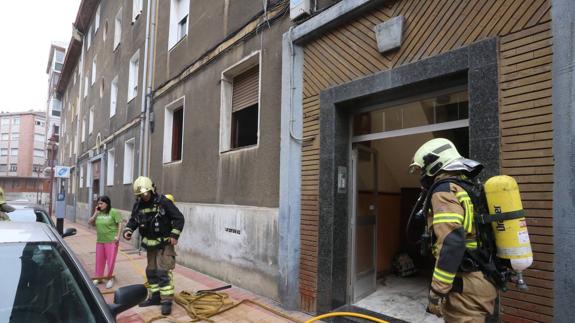 Los bomberos han acudido a sofocar las llamas.