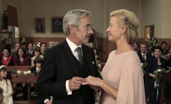 Imanol  Arias y Ana Duato, en una escena del último capítulo.