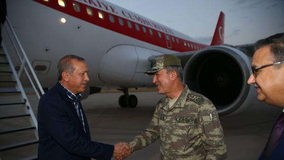 El primer ministro turco Erdogan saluda a un militar.