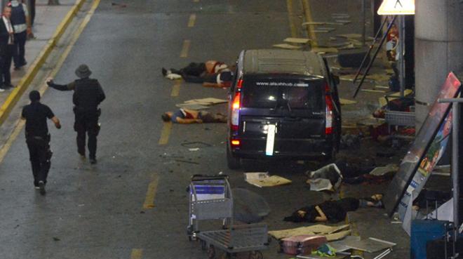 El atentado ha dejado un reguero de cadáveres en los alrededores del aeropuerto.