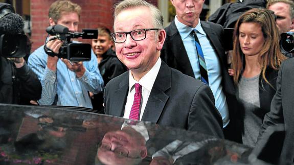 Michael Gove entra en su coche tras comparecer ayer en Londres para explicar sus planes para ganar las elecciones en el Partido Conservador.