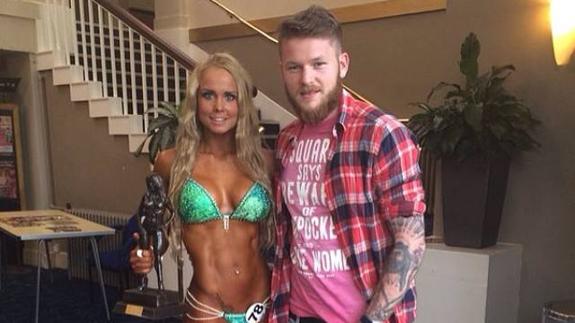 Kris J y el futbolista Aron Gunnarsson.