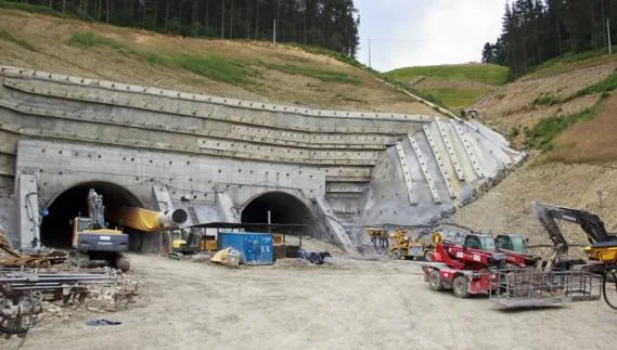 Las obras de los dos túneles que darán acceso a Ermua están muy avanzadas.