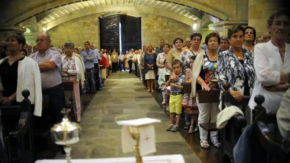 La basílica de Elorrio se llenó de fieles devotos para celebrar la festividad
