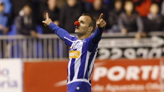 Juli celebra un gol con poniéndose la nariz de payaso