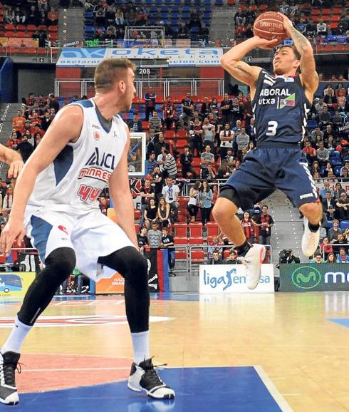Mike James se dispone a lanzar en suspensión ante Dejan Musli durante el duelo de la pasada campaña ante el Manresa.